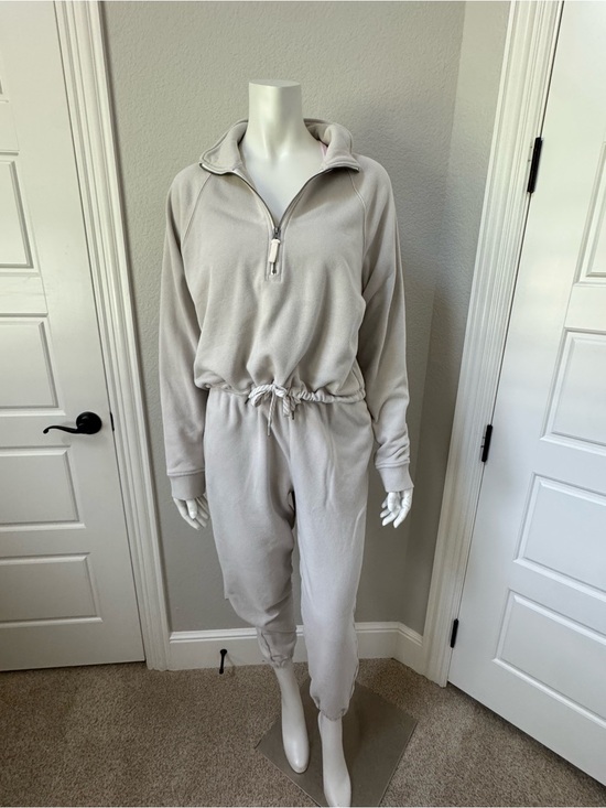 Vuori Other - VUORI - 2 pc cropped quarter zip (Sm) & matching joggers (Med)